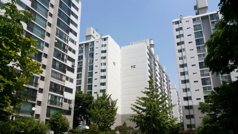목동한신청구 아파트는 총15개동, 1,512가구로 이루어져 있으며 지역난방(열병합)을 사용하고 있어요