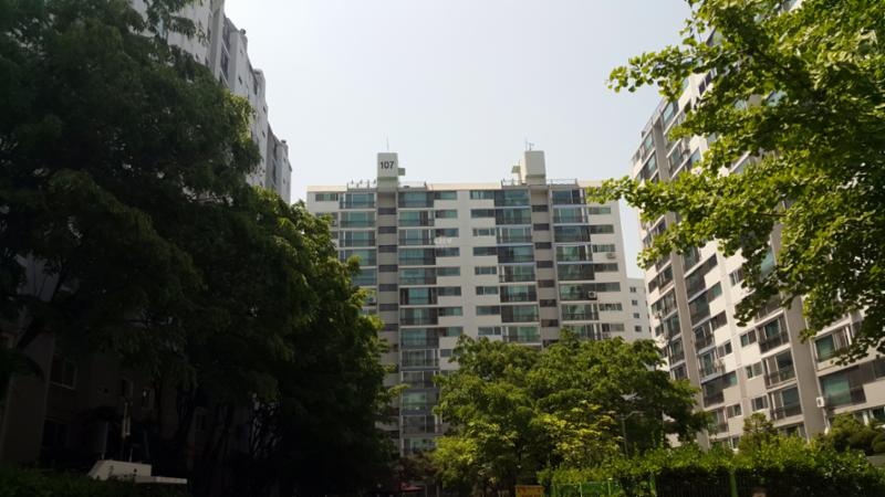 목동한신청구 아파트의 깔끔하고 세련된 전경 사진이에요