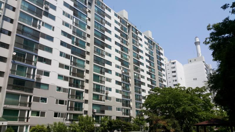 내부에서 촬영한 106동, 112동 전경 입니다
