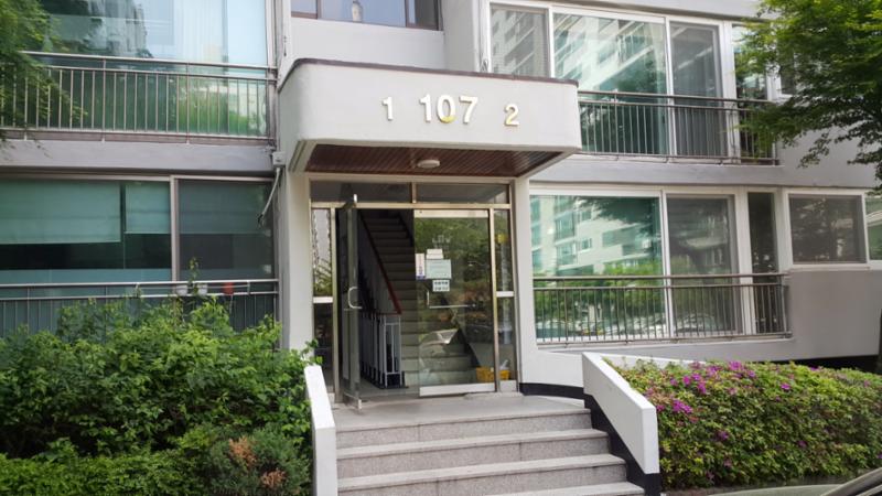107동 1층 공동 현관의 모습입니다