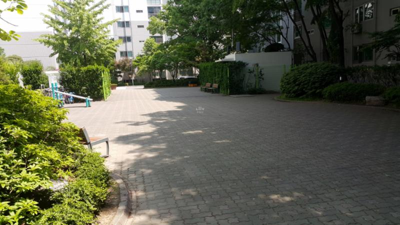 단지 내 위치한 공원으로 산책로와 입주민 운동시설들이 배치되어 있고 휴게시설과 조명이 설치되어 있어 편리하게 이용하실 수 있어요