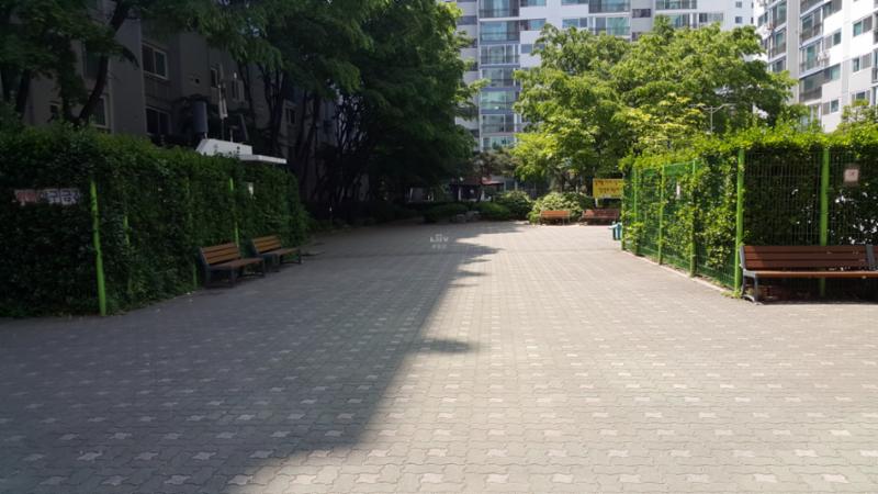 단지 내 차가 없는 단지로 입주민들이 안전화게 통행할 수 있으며, 산책로 중간중간에 입주민 쉼터가 위치해 입주민 단지생활에 신경 쓴 모습이에요