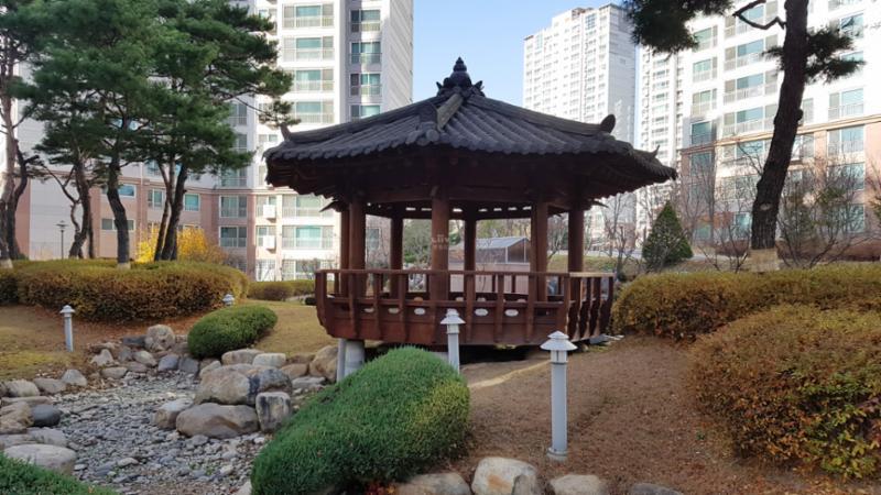 단지 곳곳에 잘 관리된 화단과 다양한 조형물이 갖춰져 있어 보는 재미가 있는 단지 내 조경이에요