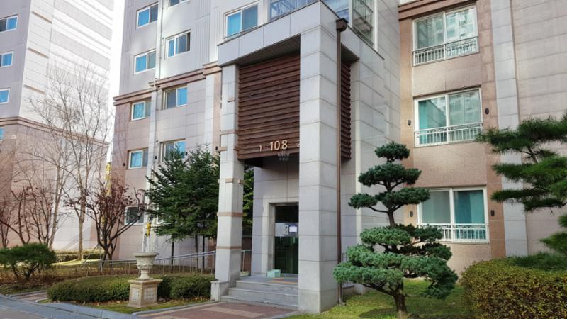탑실마을대주피오레1단지 아파트 단지 현관 모습입니다