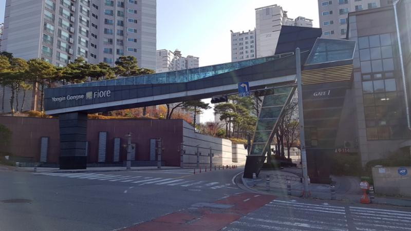 멋스러운 문주가 돋보이는 탑실마을대주피오레2단지 정문이에요
