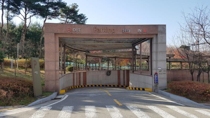 단지 내 주차장 출입구이고요
