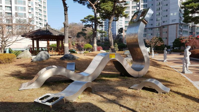 단지 곳곳에 잘 관리된 조경과 다양한 조형물이 갖춰져 있어 보는 재미가 있는 단지 전경이에요
