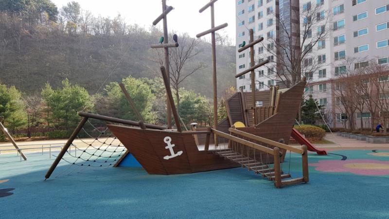 탑실마을대주피오레2단지 놀이터이에요