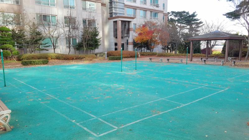 라인이 그려진 단지 내 운동 공간입니다