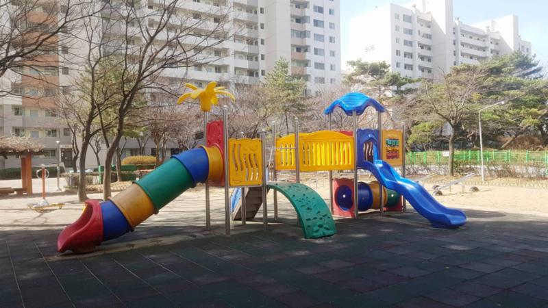 안전 바닥재 사용으로 아이들이 더 안전하게 뛰어놀 수 있는 어린이놀이터에요
