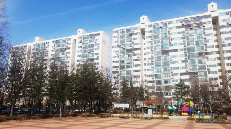 각 층마다 색을 달리해 전체적으로 화사하면서도 세련된 외관을 선보이는 목동신시가지9단지의 전경이에요