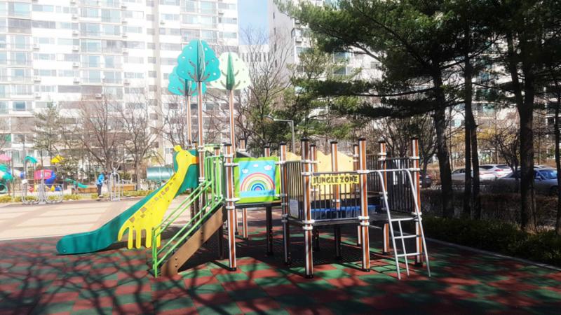 아이들이 뛰어놀 수 있는 목동신시가지9단지 어린이놀이터에요