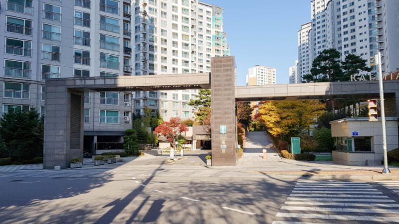 지하 주차장으로 바로 출입할 수 있는 래미안에버하임 단지 정문이에요