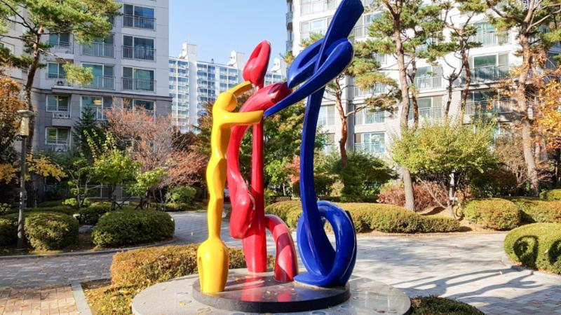 멋스러운 조형물이 설치되어 있어 단지 분위기를 한껏 살려줘요