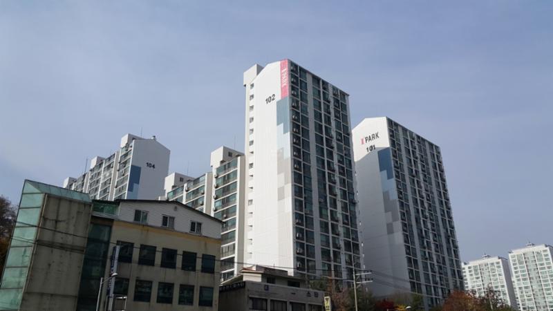외부에서 촬영한 신정현대6차 아파트 전경 입니다