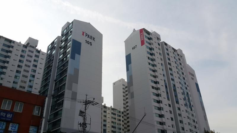 심플한 외관 디자인으로 품격있고 고급스러움이 느껴지는 단지 모습 입니다