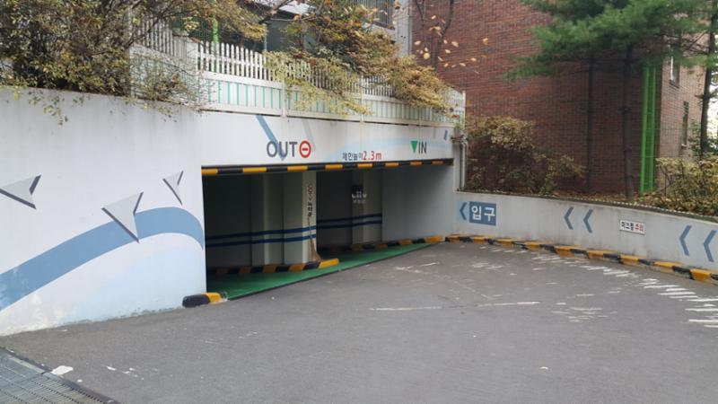 지하주차장 출입구 입니다