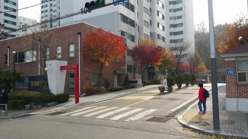 신정현대6차 아파트 단지 정문 입니다