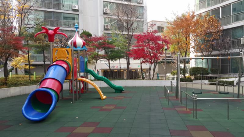 아기자기한 색채로 꾸며진 어린이놀이터 입니다