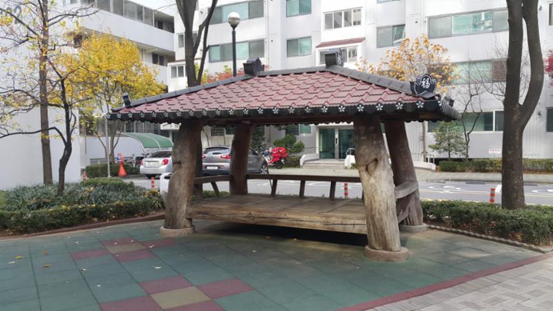 단지곳곳에 마련된 휴게시설입니다