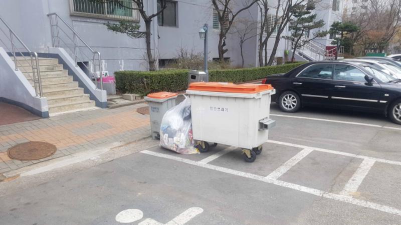 단지 내 분리수거함이에요
