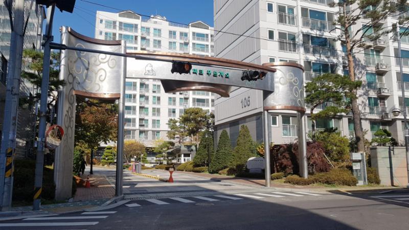 멋스러운 문주가 돋보이는 고척파크푸르지오 정문이에요