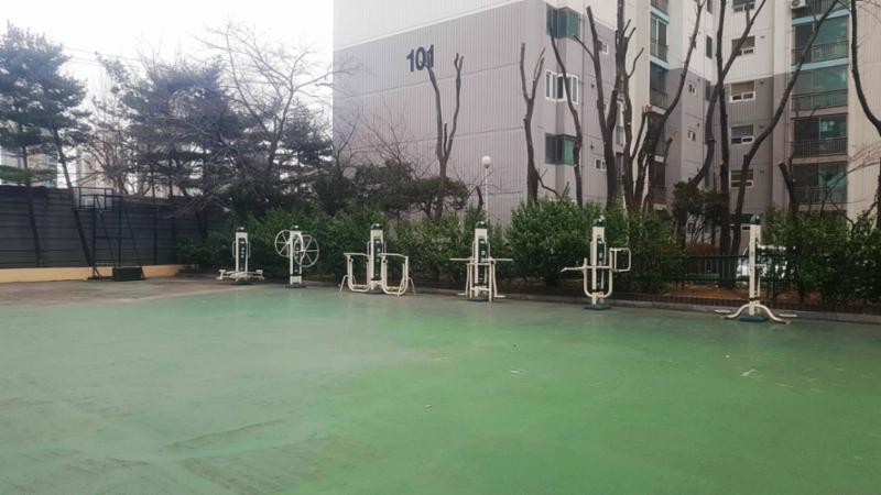 단지내 넉넉한 공간의 공터가 있어 간단한 맨손체조와 운동을 즐길수 있습니다