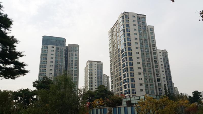 심플한 외관 디자인으로 품격있고 고급스러움이 느껴지는 단지 모습 입니다