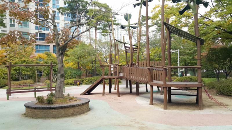 단지 내에 위치한 어린이놀이터 모습이에요