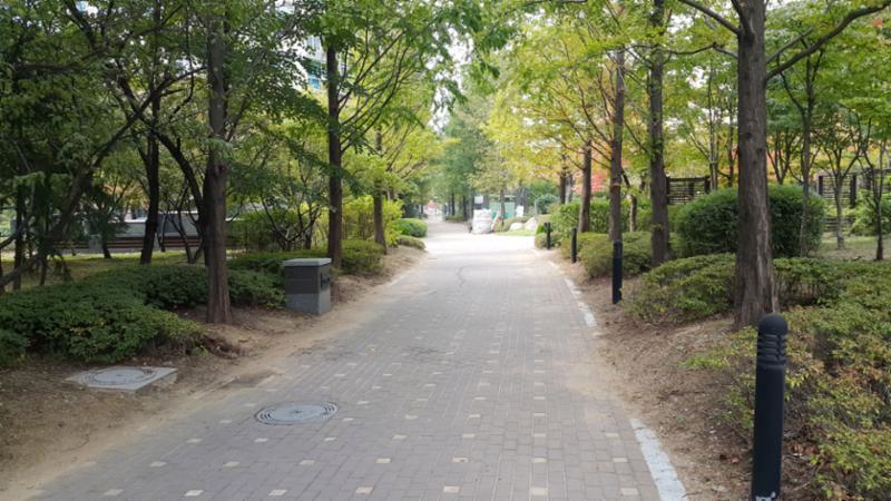 단지를 따라 걸으며 자연을 느낄 수 있는 쾌적한 단지 내 산책로구요