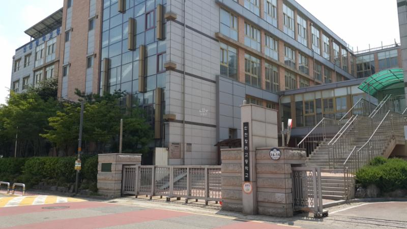 단지 주변에 위치한 청라고등학교입니다