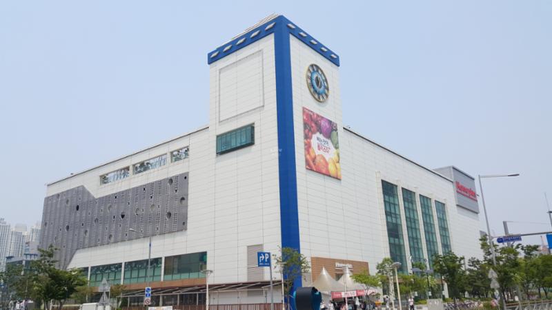 단지 주변에 위치한 홈플러스 청라점입니다