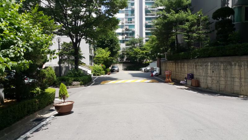 단지 내부를 이어주는 도로입니다
