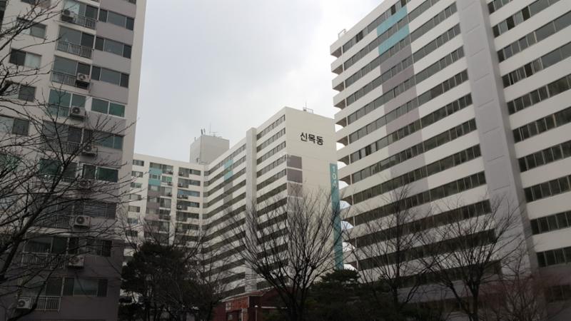 신트리1단지 아파트의 깔끔하고 세련된 전경 사진이에요