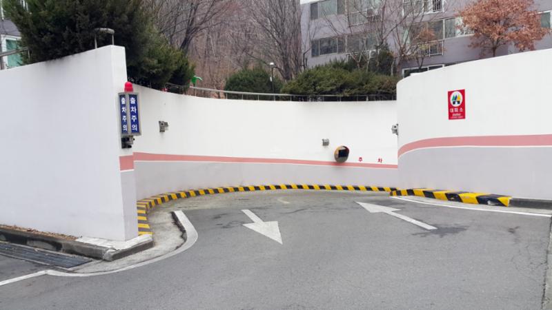 지하주차장 출입구 입니다