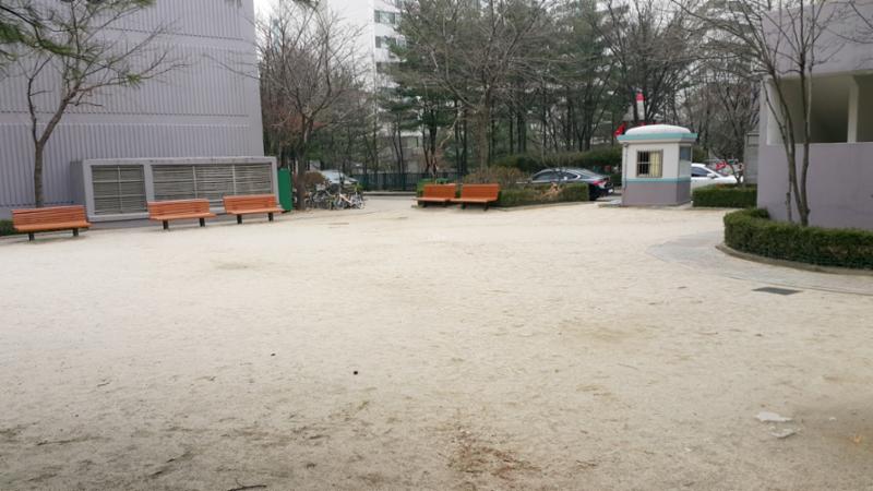 단지내 넉넉한 공간의 공터가 있어 간단한 맨손체조와 운동을 즐길수 있습니다