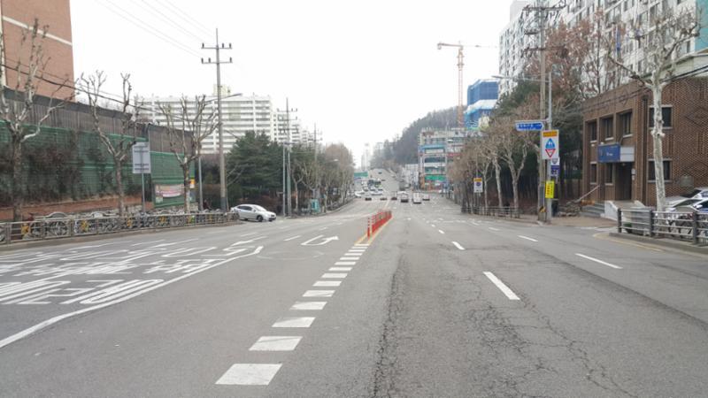 단지와 인접한 왕복 6차로의 중앙로 입니다