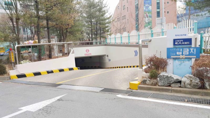 지하주차장 출입구 입니다