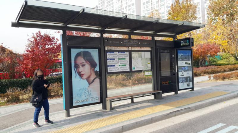 단지 인근에 위치한 서부트럭터미널신정동하이빌 버스정류장 모습입니다