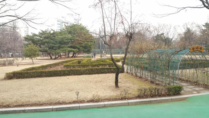 산책로와 조형물이 조성되어 있는 신트리 공원 입니다