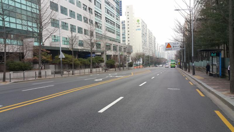 단지 인근에 위치한 왕복 6차선의 도로입니다