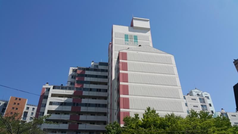 래미안 만의 색채와 로고가 돋보이는 단지 외형 입니다