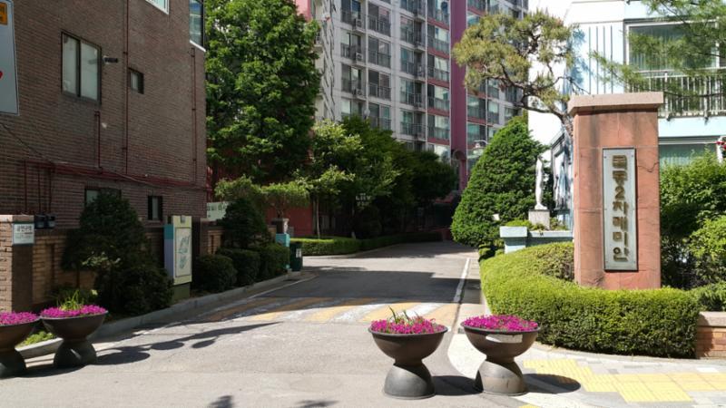 저층 아파트의 무난한 디자인의 정문입니다