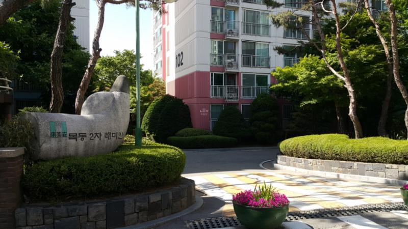 목동래미안2차아파트 부출입구 입니다