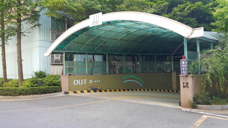 지하 주차장 출입구 입니다