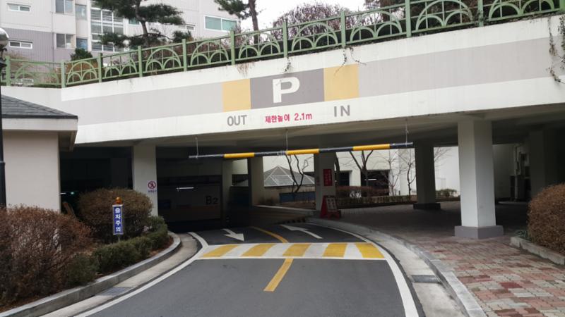 지하주차장 출입구 모습 입니다
