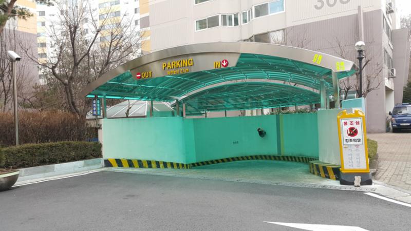 지상과 지하주차장 모두 이용할수 있으며 세대당 1