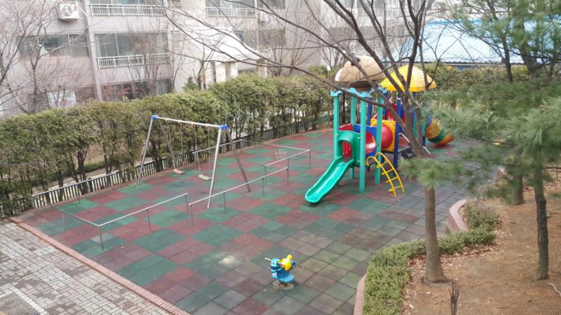 다양한 캐릭터와 색채로 꾸며진 어린이놀이터 입니다