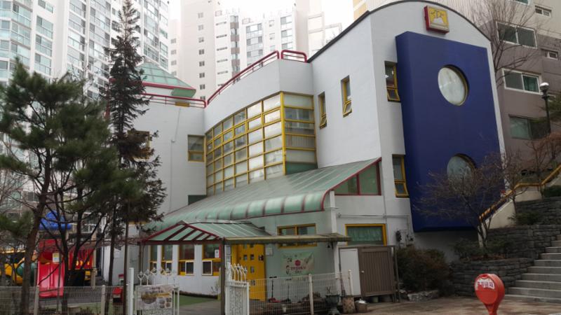 단지 모든 곳에서 접근이 용이하여 아이들의 등하원도 안전하며 부모 또한 자녀들을 안심하고 보육할 수 있는 보육시설이 마련되어 있어요