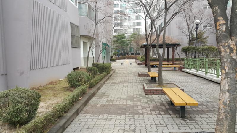단지곳곳에 마련된 휴게시설입니다